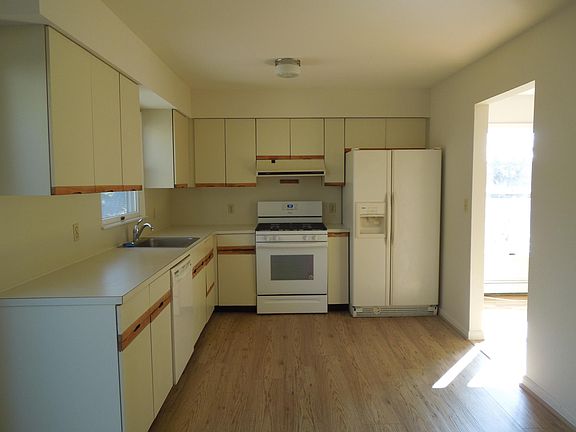 4th image of 22 Ellwood St #2