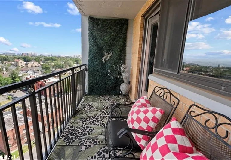 60 Parkway Dr E — Photo 17
