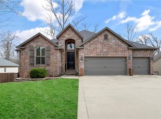 2 Edgewater Ln, Bentonville, AR 72712