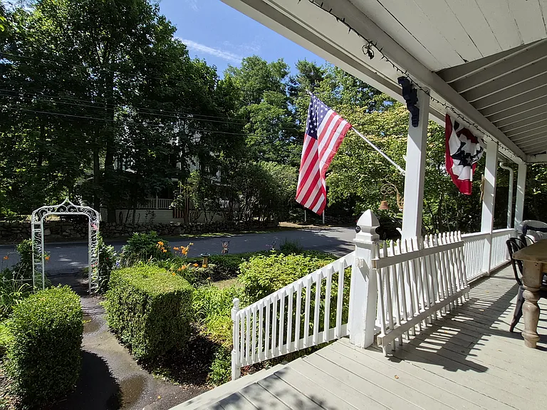 45 Stearns Rd — Photo 2