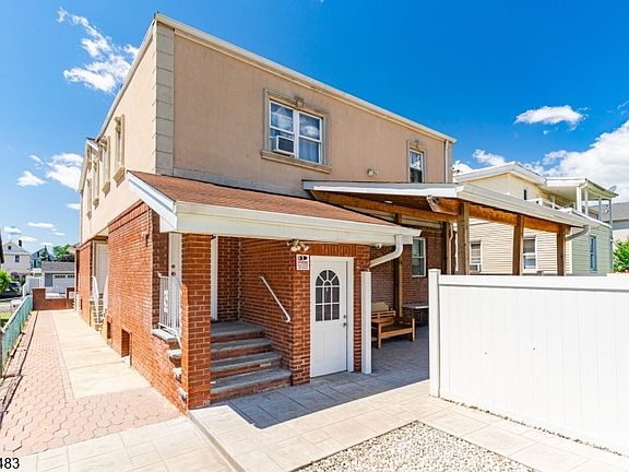 4th image of 829-831 Allen St #4