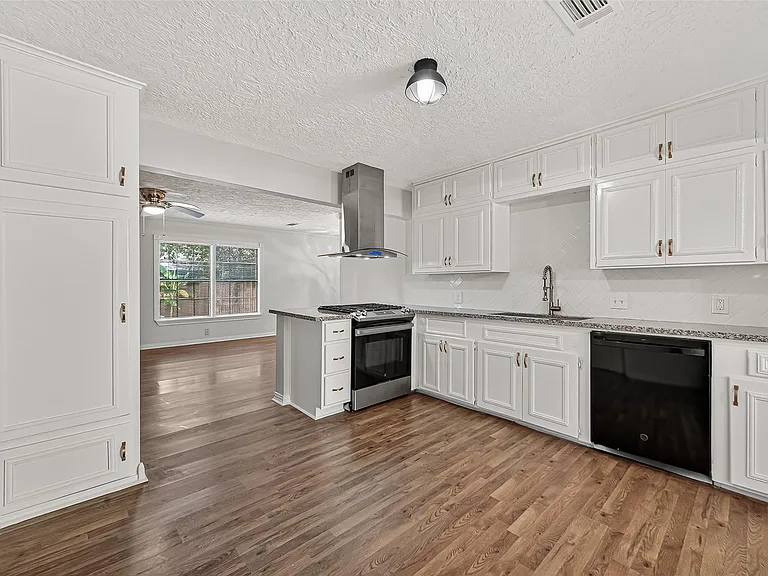 714 E Humble St — Photo 11