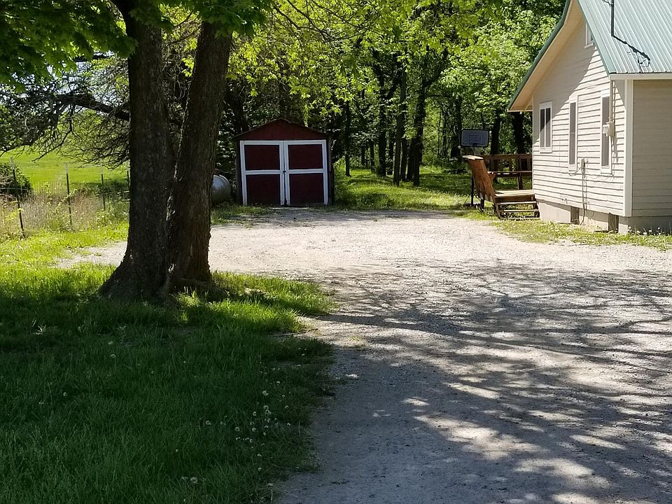 2nd image of 823 E 1650th Rd