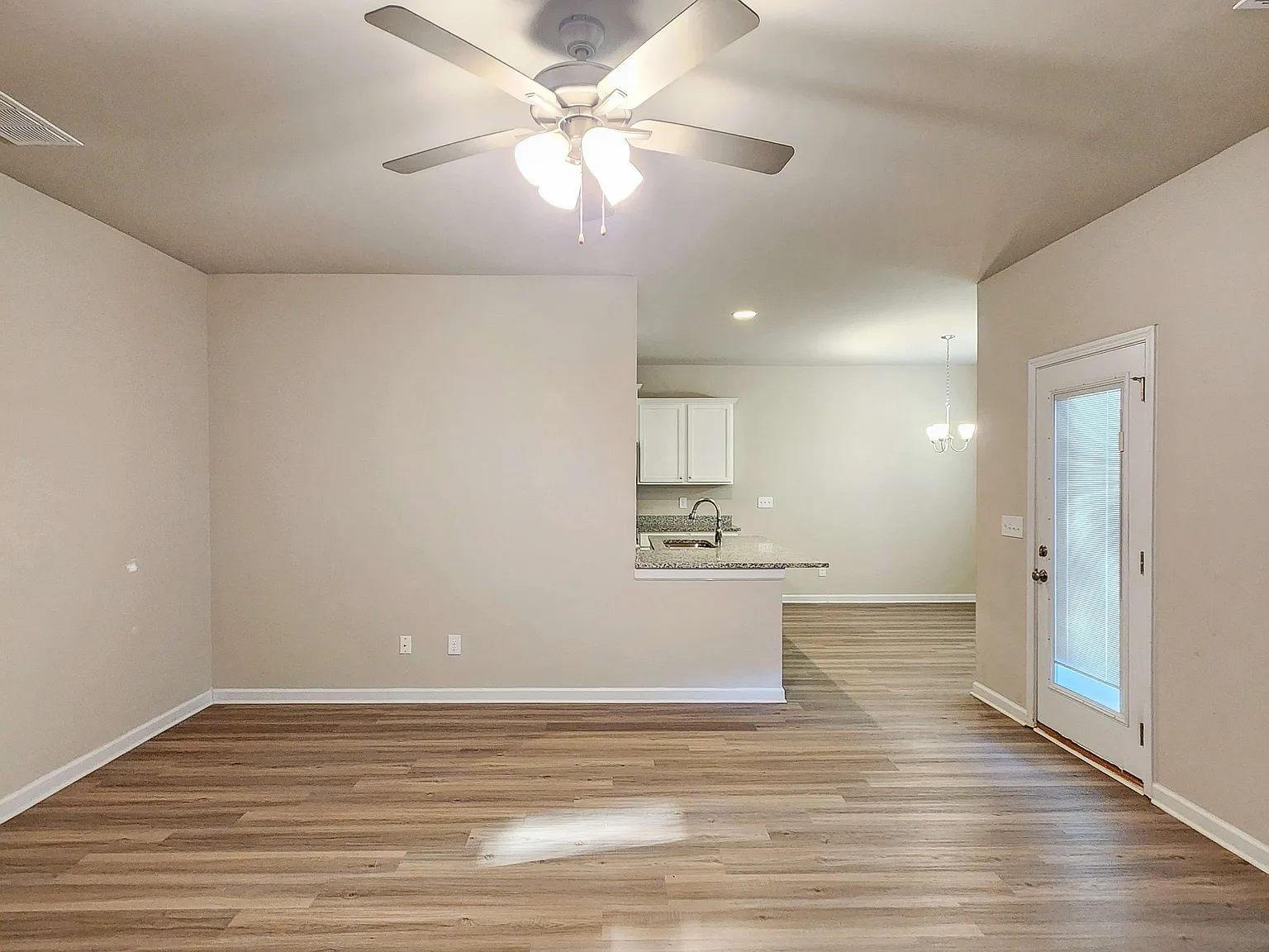 3 bed, 2.5 bath, 1800 sqft, $2,140 — Photo 4