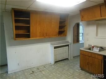 5th image of 324 Suburban Ave
