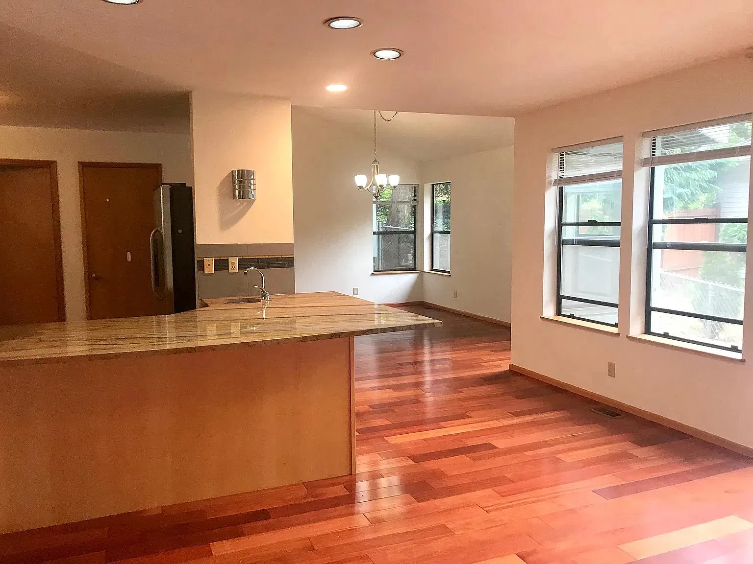3 bed, 2.5 bath, 2880 sqft, $4,295 — Photo 3