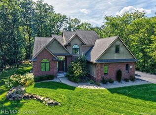 105 Lake Pines Dr, Brighton, MI 48114