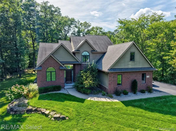 105 Lake Pines Dr, Brighton, MI 48114