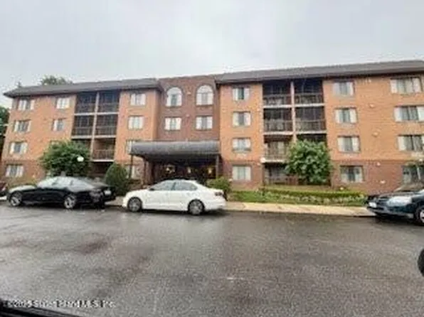 75 Essex Dr APT 2D, Staten Island, NY 10314
