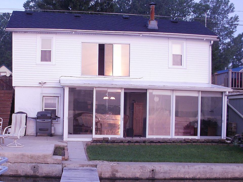 2 Bedrooms/1.5 Baths