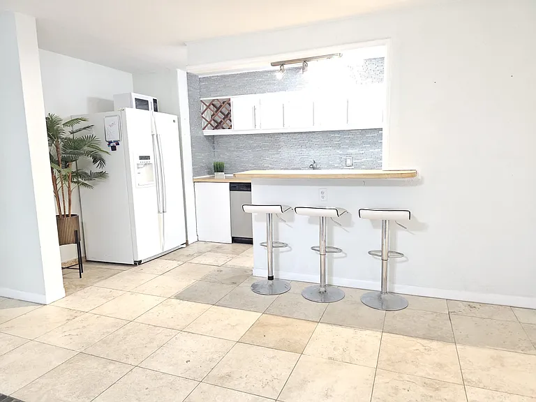 302 Lincoln Ave #10 — Photo 3