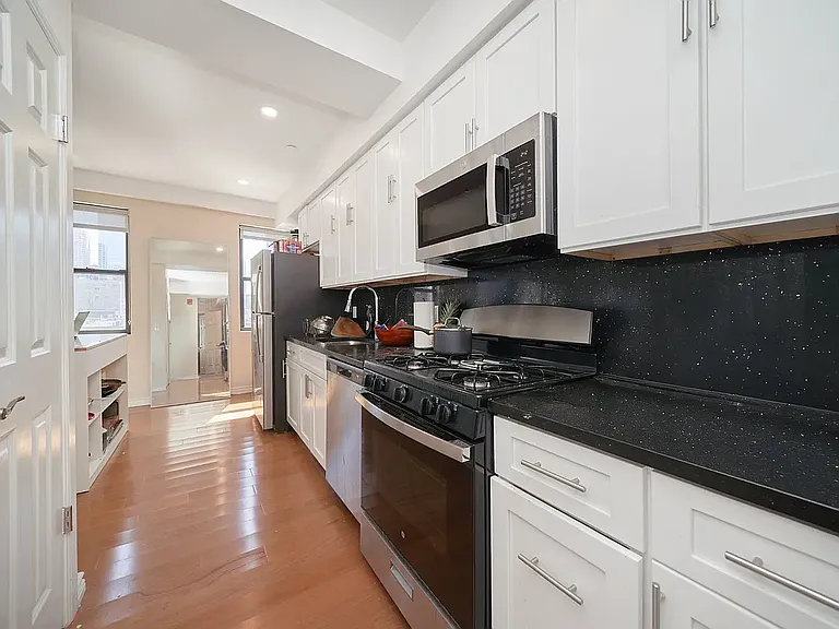 402 W 50th St #4R — Photo 4