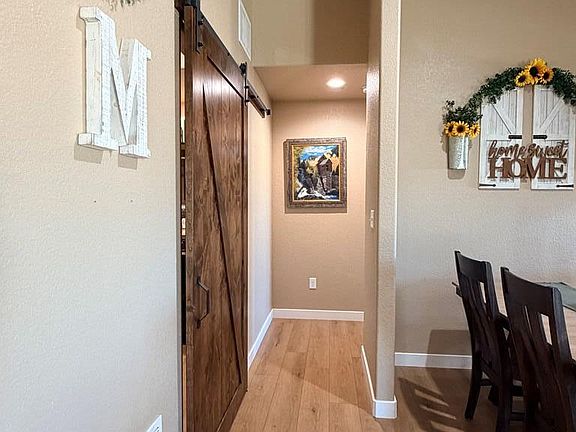 5th image of 1285 E De La Vista Ct