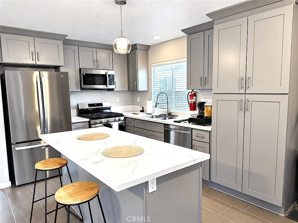 4 bed, 1759 sqft, $3,450 — Photo 2