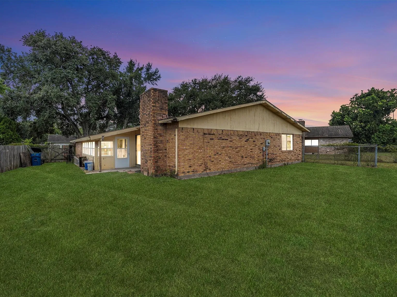3 bed, 2.0 bath, 1804 sqft, $1,900 — Photo 2