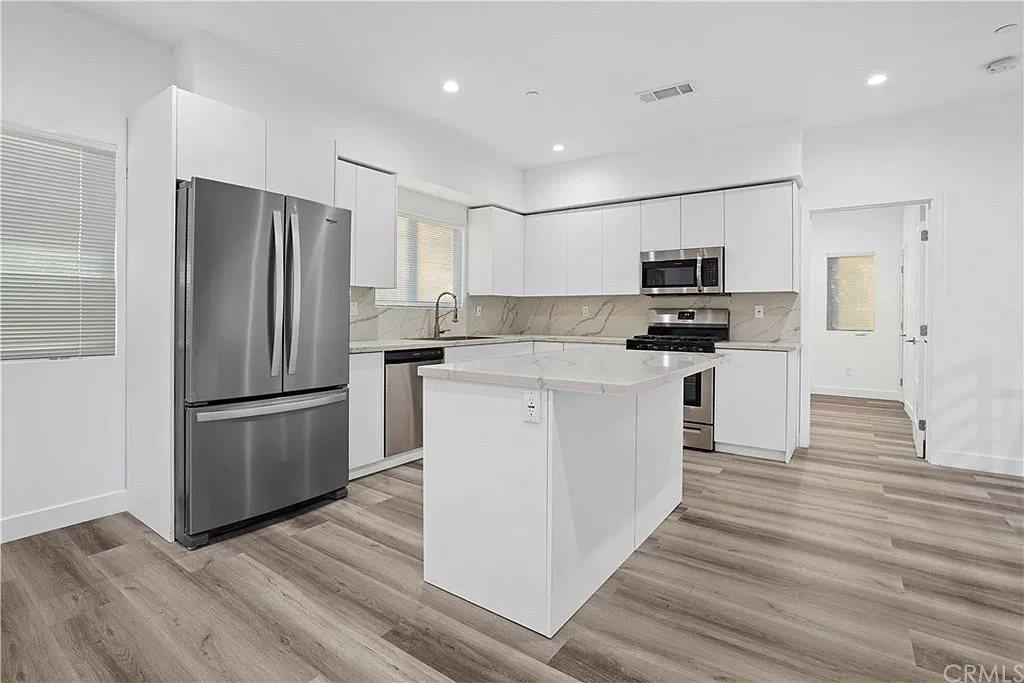 4 bed, 2.5 bath, 1450 sqft, $4,495 — Photo 3