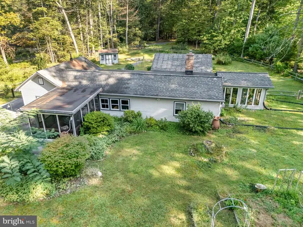 1649 Mountain Rd, Harrisburg, PA 17112