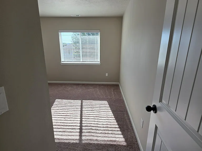 1013 Robbins Ct — Photo 8
