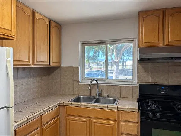 3 bed, 1055 sqft, $4,000 — Photo 2