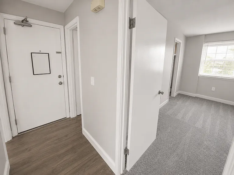 Courtview Square Apartments — Photo 8