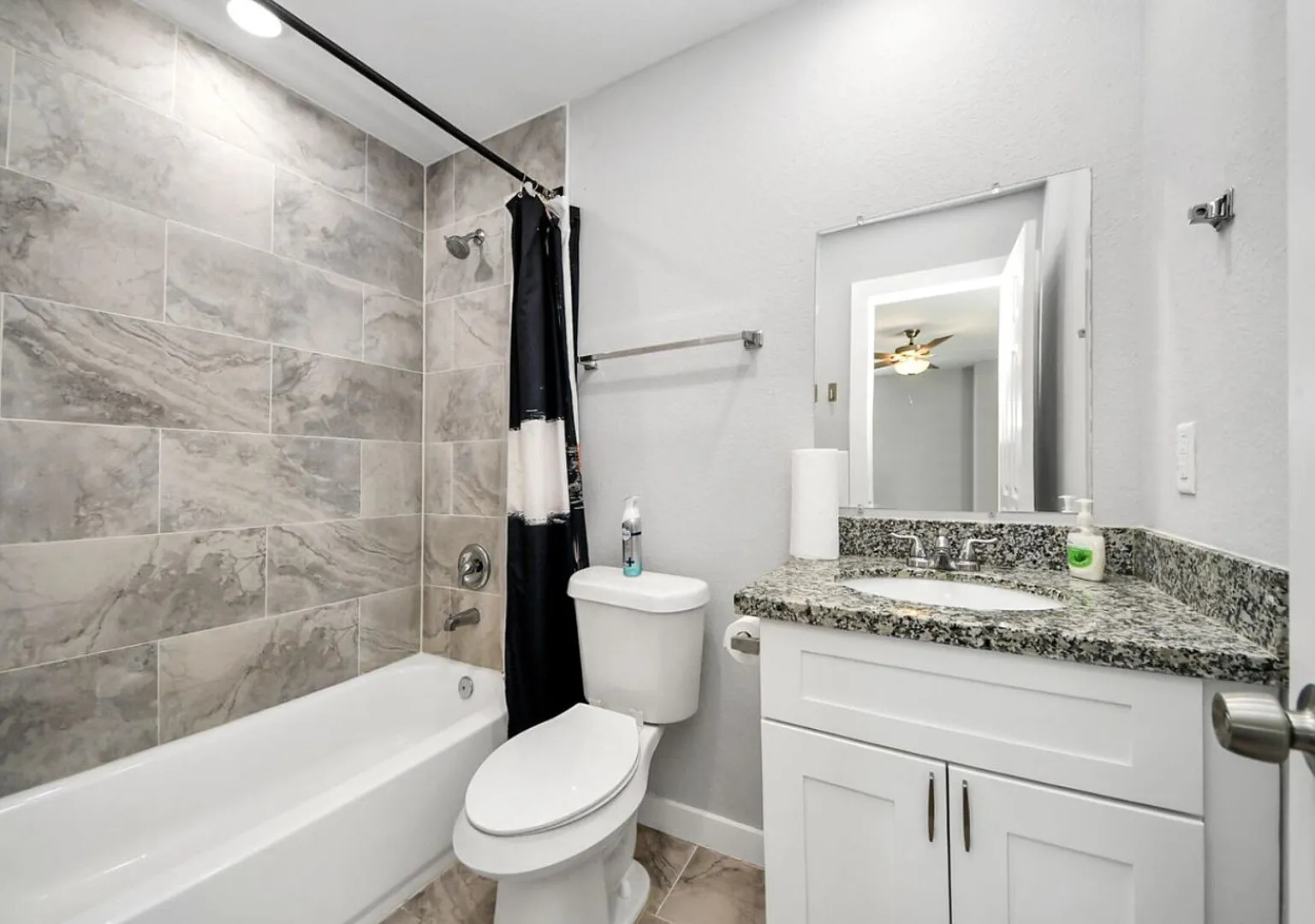 Elegant East Houston Getaway — Photo 3