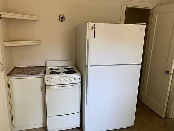 3rd image of 210 E Oak St