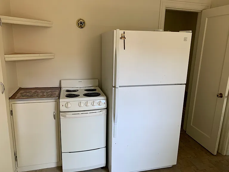 210 E Oak St — Photo 3
