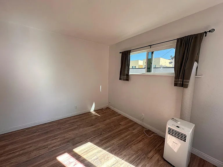 6128 De Longpre Ave #4 — Photo 7