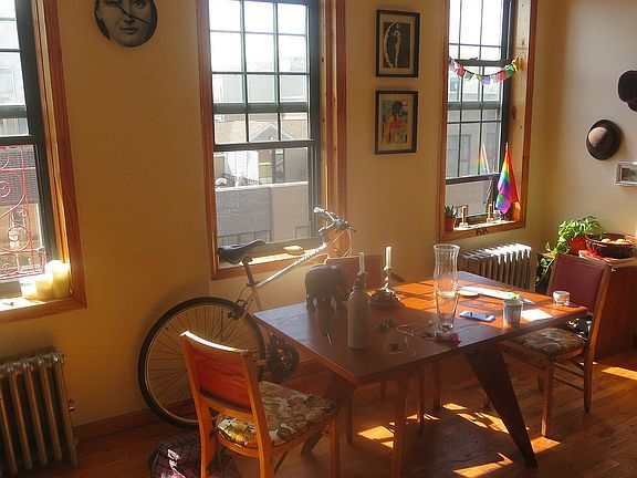 4th image of 206 Scholes St #32