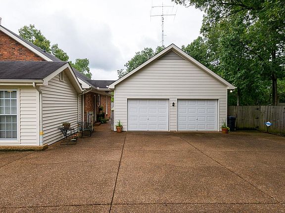 5th image of 427 Robertson Dr