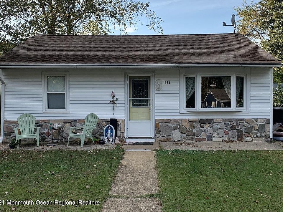 1st image of 528 Holly Village Ln