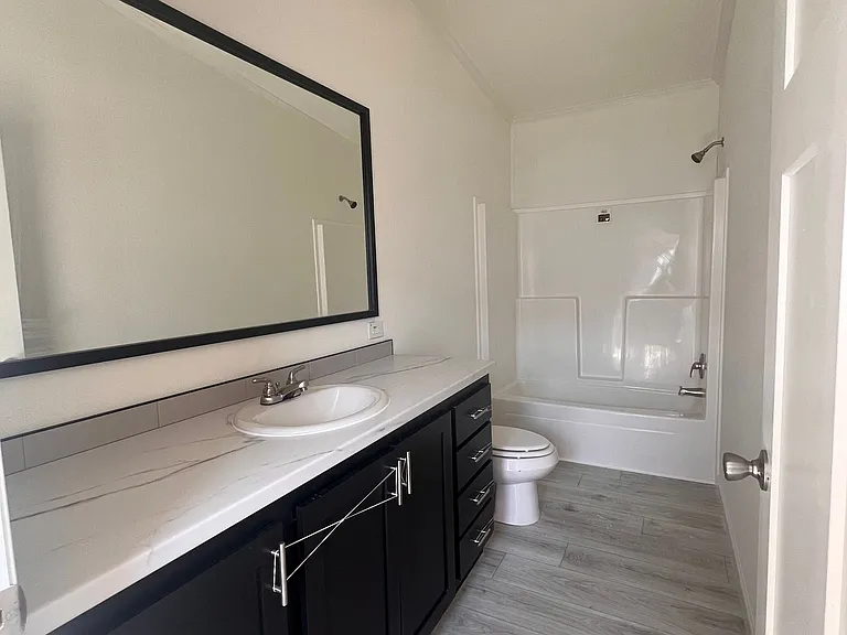 Dwelling at New Braunfels — Photo 32