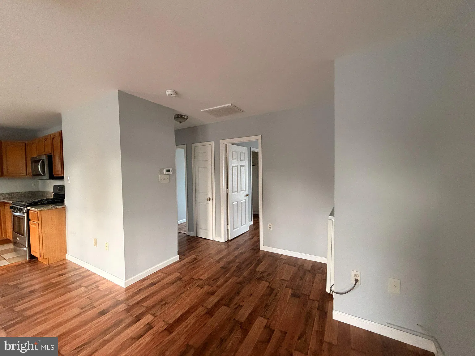 2 bed, 1.0 bath, 4628 sqft, $1,800 — Photo 4