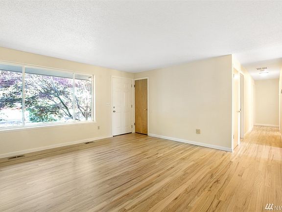 5th image of 10011 Woodland Ave E