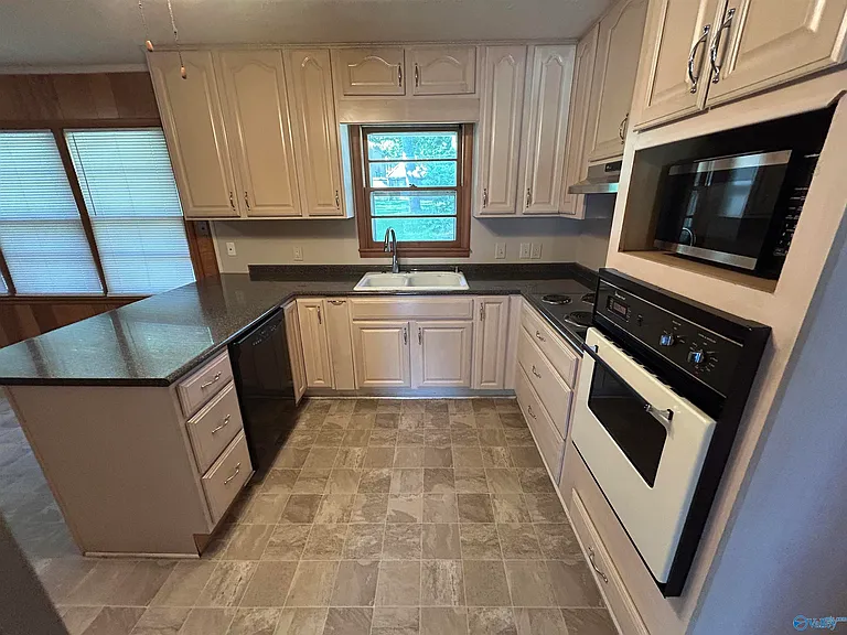 1607 Chapman Ave NE — Photo 8