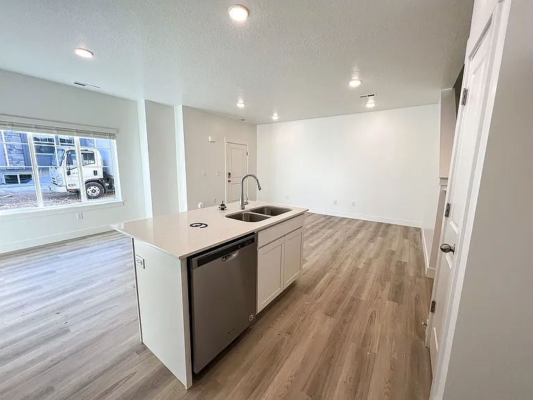 904 N 1150 E — Photo 5