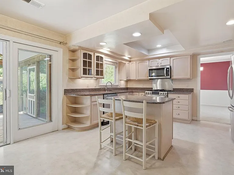 9369 Tovito Dr — Photo 3