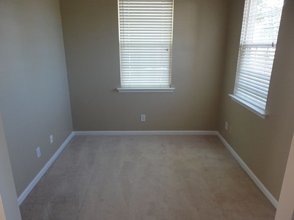 3rd image of 584 W Oaks Dr