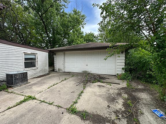 4th image of 15240 Hilltop Dr