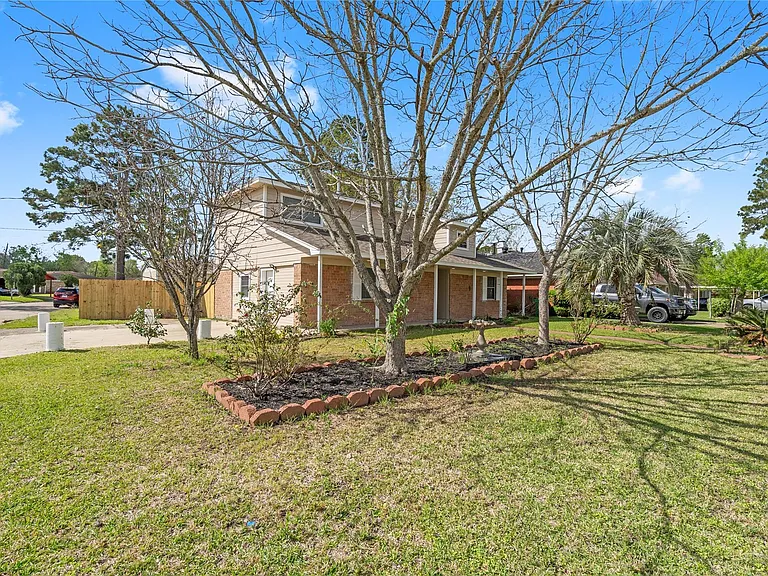 907 Northbend Dr — Photo 2