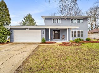 208 Bay Colony Dr, Naperville, IL