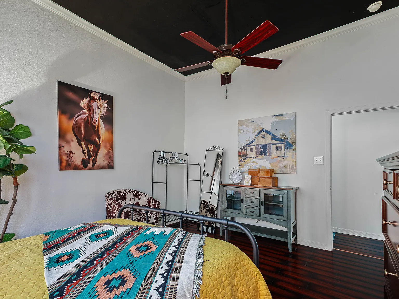 319 E Courtland Pl — Photo 3