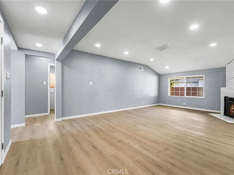 5651 Radford Ave — Photo 17