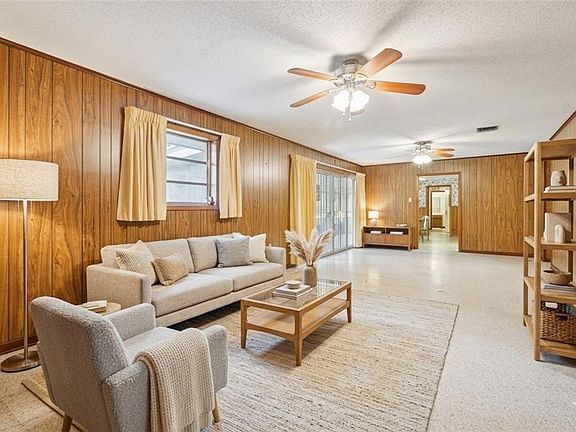 5th image of 2524 Crestwood Rd