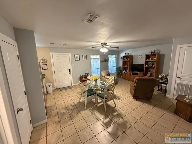 121 E Madison St — Photo 4