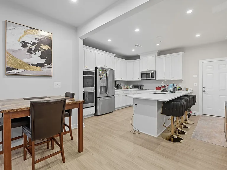 707 Thomas Ln #A — Photo 8