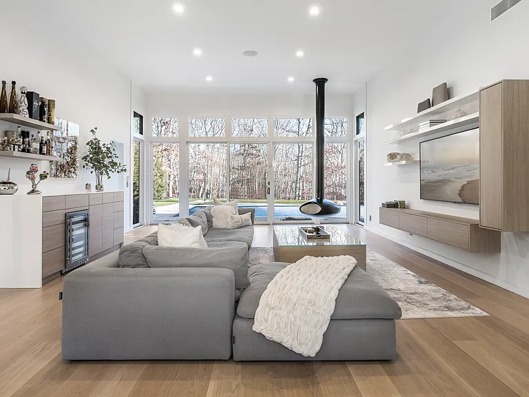 67 Woodland Dr — Photo 2
