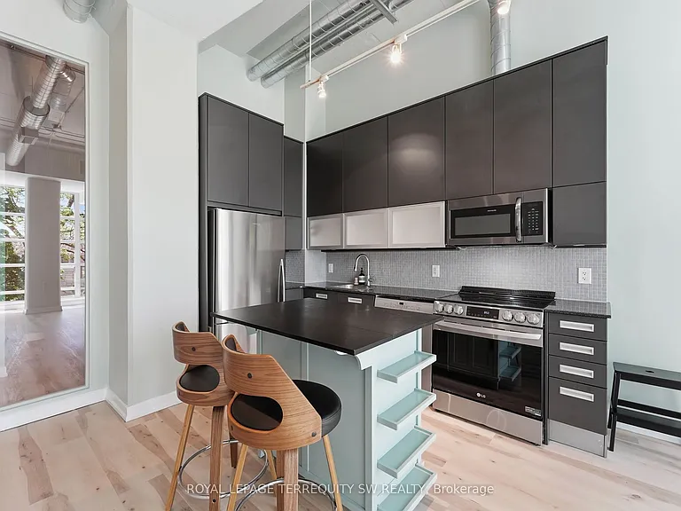 380 Macpherson Ave #324 — Photo 9