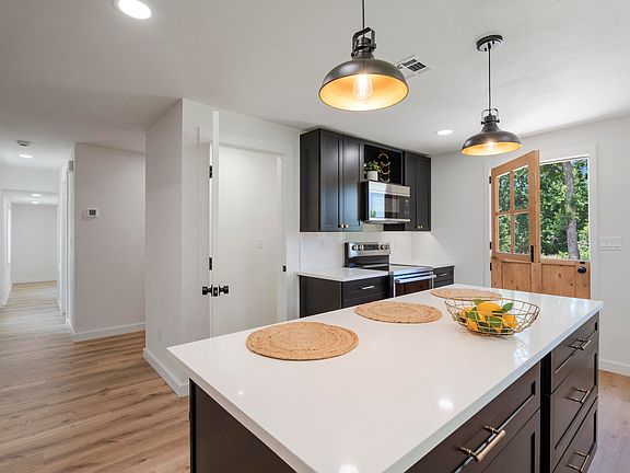 3rd image of 903 W 7th St