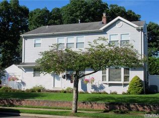 221 N Indiana Ave, Lindenhurst, NY 11757